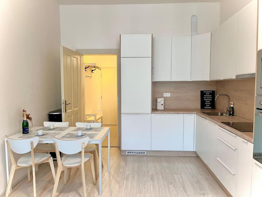 Leger Residence Apartment براغ المظهر الخارجي الصورة