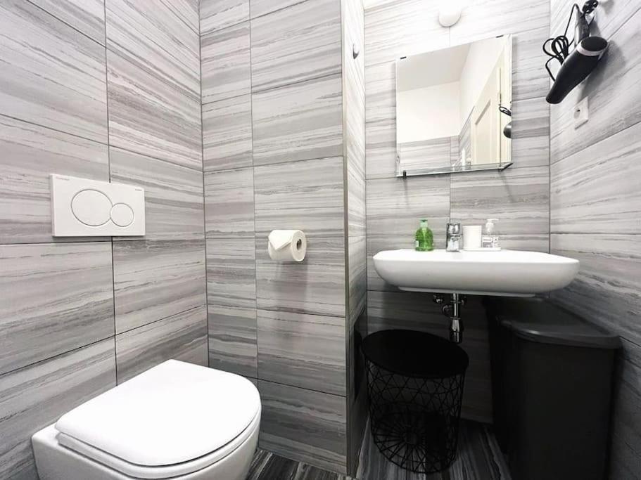 Leger Residence Apartment براغ المظهر الخارجي الصورة
